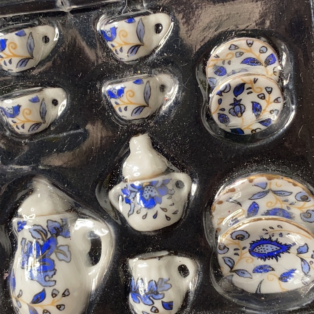 - Vintage Miniature Ceramic Victorian Dollhouse Blue & White Kitchen Dish Set - Picture 3 of 4
